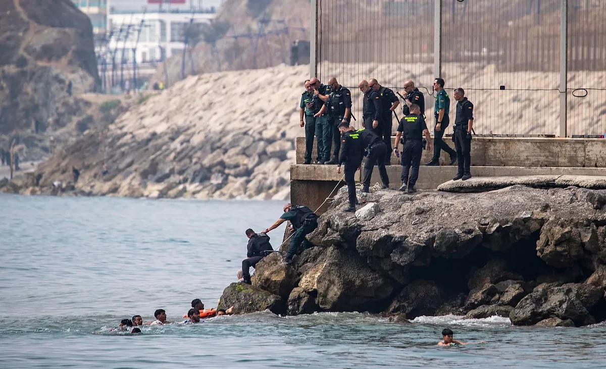 Sólo cinco buceadores y cinco agentes en tierra de la Guardia Civil estaban desplegados en la frontera de Ceuta antes de la entrada masiva del 30-J