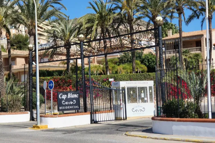 Dos adolescentes irlandeses encuentran los cadáveres de sus padres en el jacuzzi del chalet alquilado en Cullera (Valencia) – El Mundo