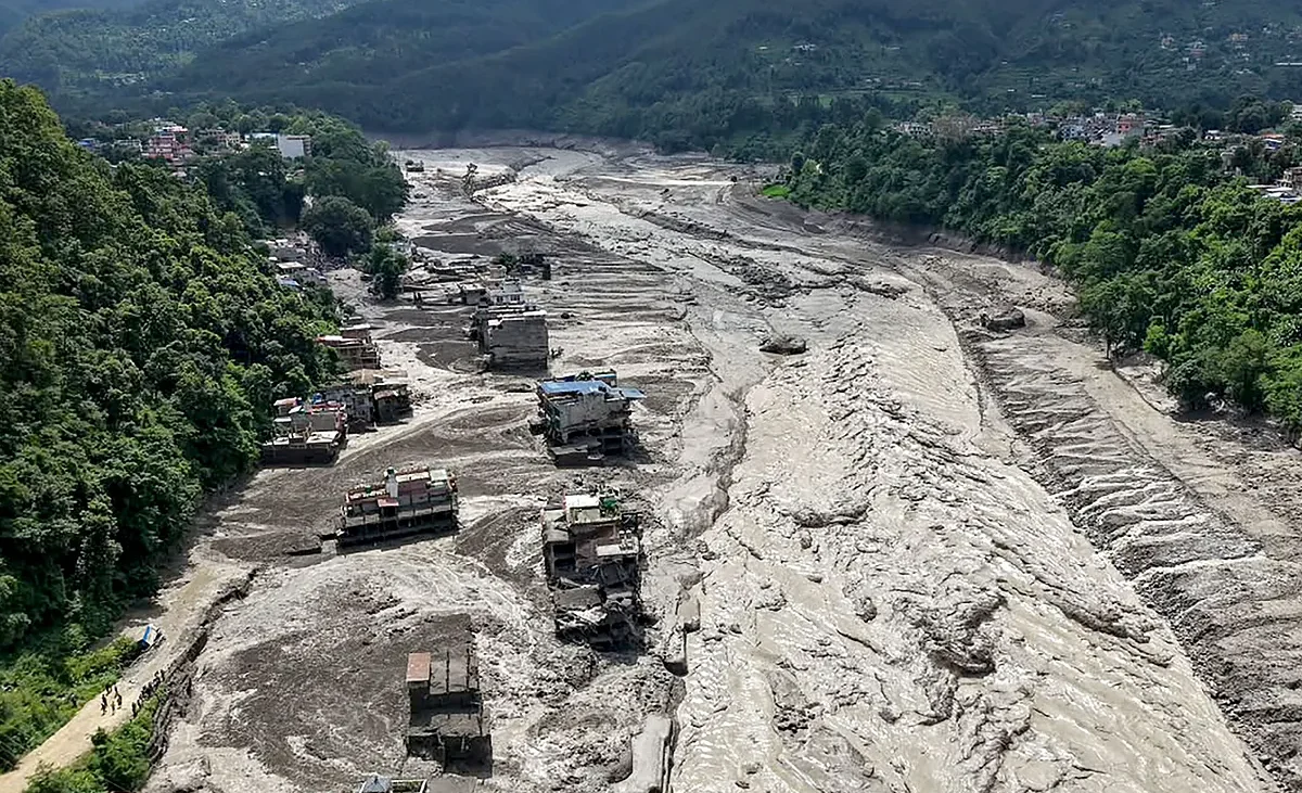 Al menos 98 muertos y 900 desaparecidos, muchos turistas, por una fuerte riada entre Nepal y el Tíbet