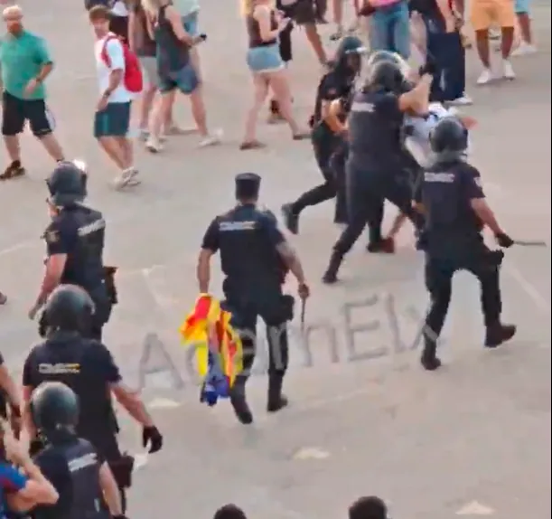 ERC exige a Sánchez que prohíba a la Policía requisar ‘estelades’ a los aficionados del Barça – El Mundo