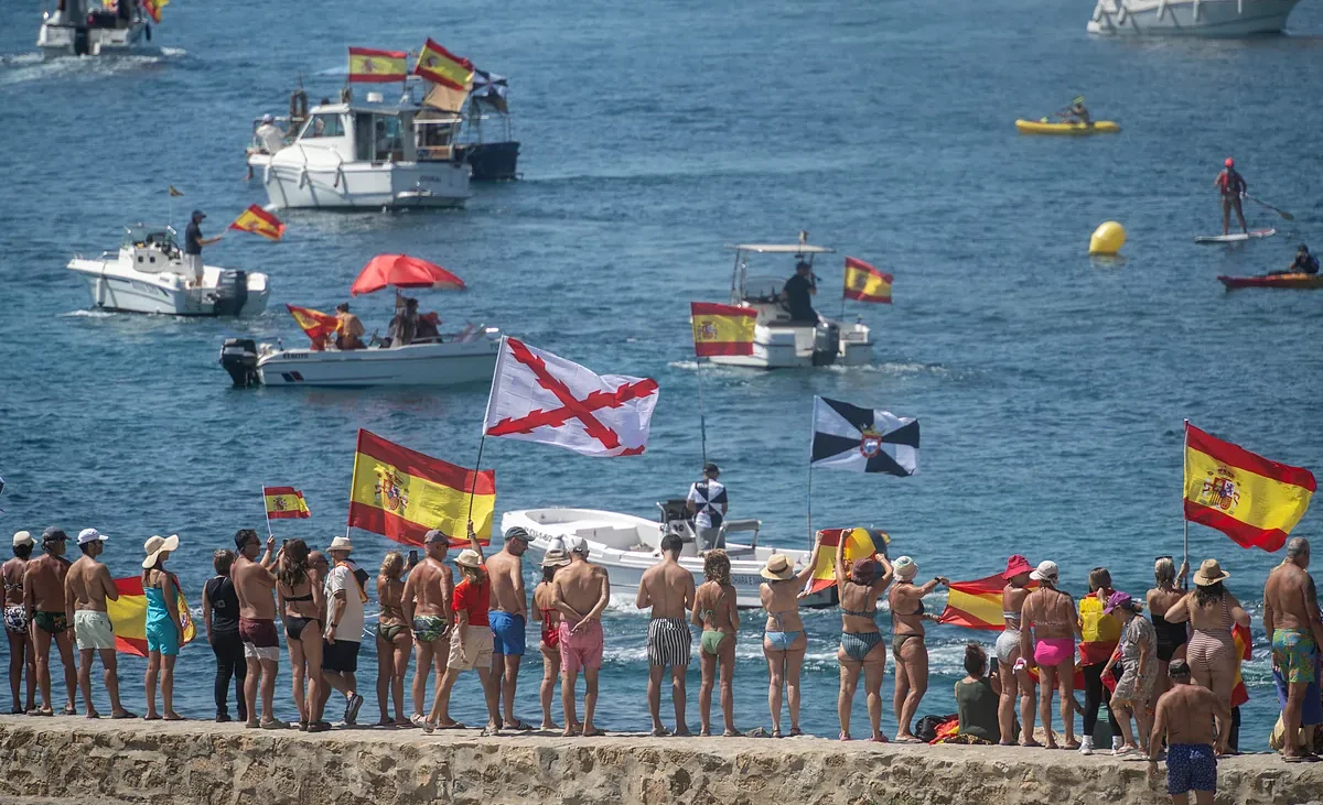 Ceuta despide con vítores y banderas de España a los 60 barcos de la flotilla solidaria