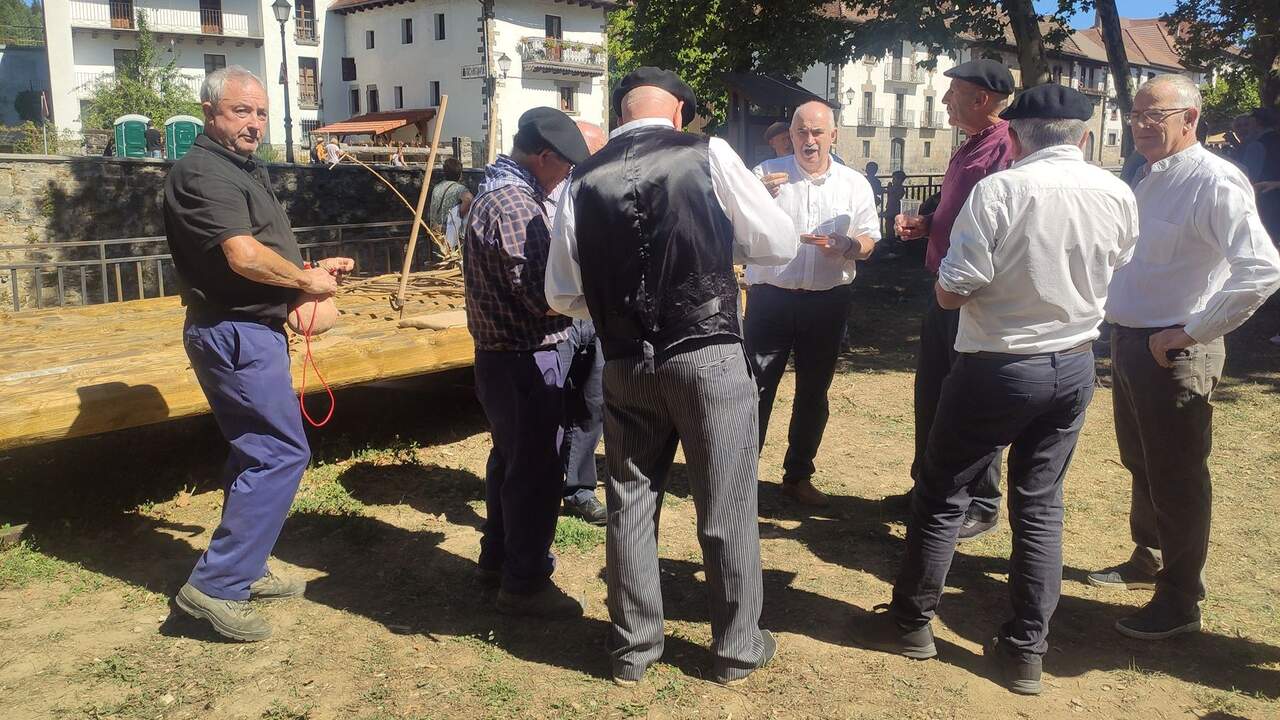 Ochagavía recupera una almadía de dos tramos construida en auzolan durante la celebración de Orhipean – Navarra.com