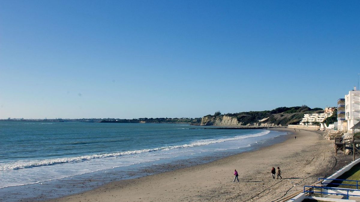 La Junta de Andalucía prohíbe el baño en cinco playas de la provincia de Cádiz tras detectar la bacteria E. Coli en el agua – elDiario.es