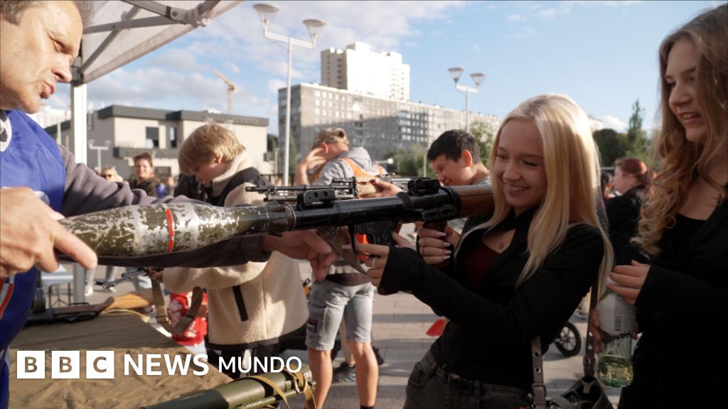 «Cuanto más difíciles son las cosas, más fuertes somos»: los rusos mantienen alto su patriotismo pese a sentir cada vez más la gravedad de la guerra