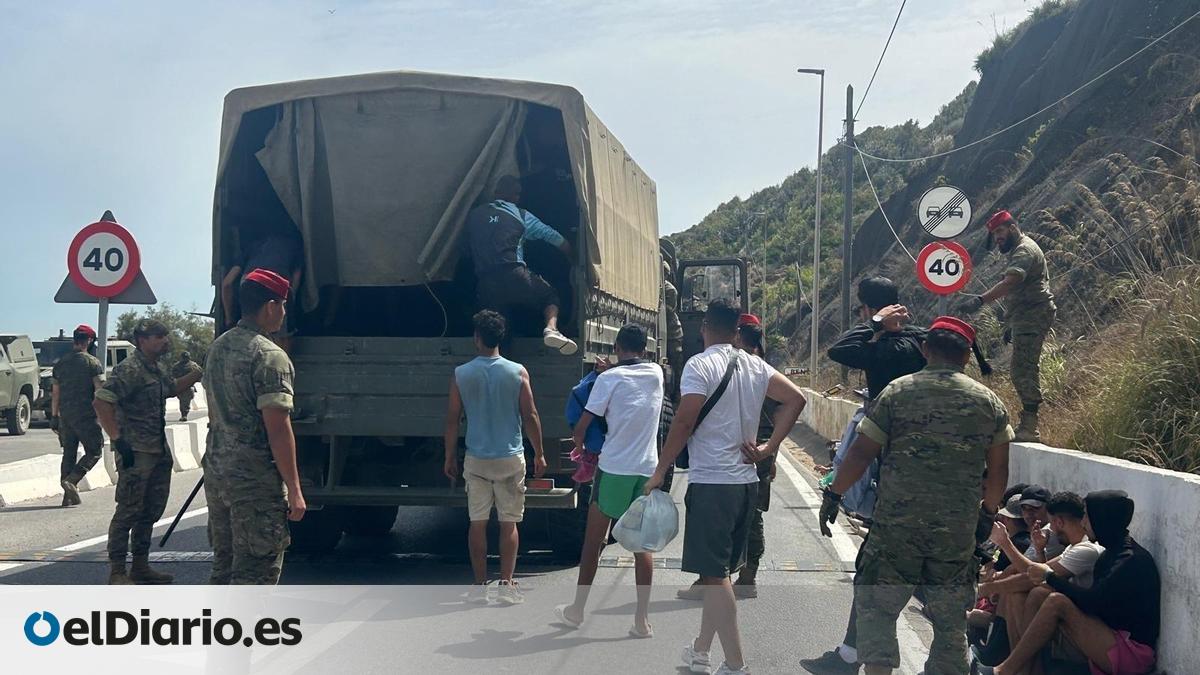Una ONG ceutí denuncia la presión de militares a migrantes para llevarlos en camiones a la frontera: «No son retornos voluntarios»