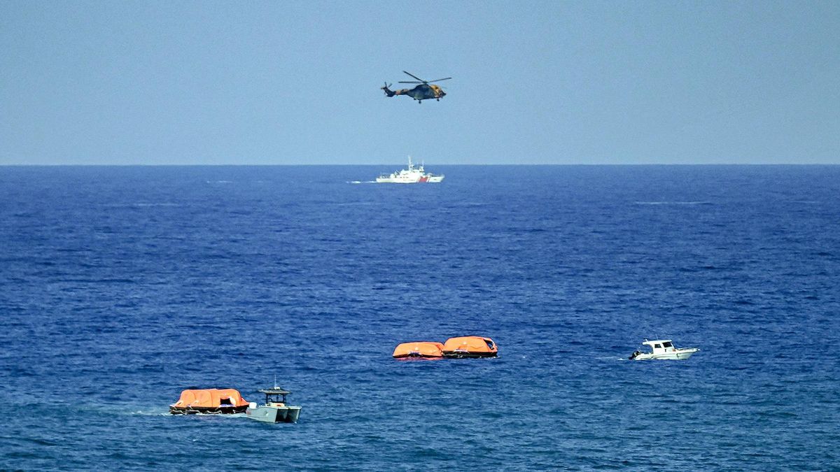 Ascienden a ocho los muertos en el naufragio de un barco con 267 personas a bordo frente a la costa del norte de Chipre