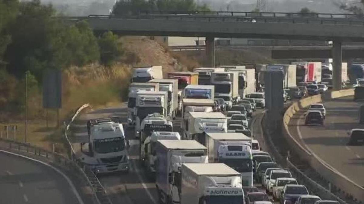 Un accidente en la A-7 en Valencia dificulta la segunda fase de la operación salida del verano – Levante-EMV