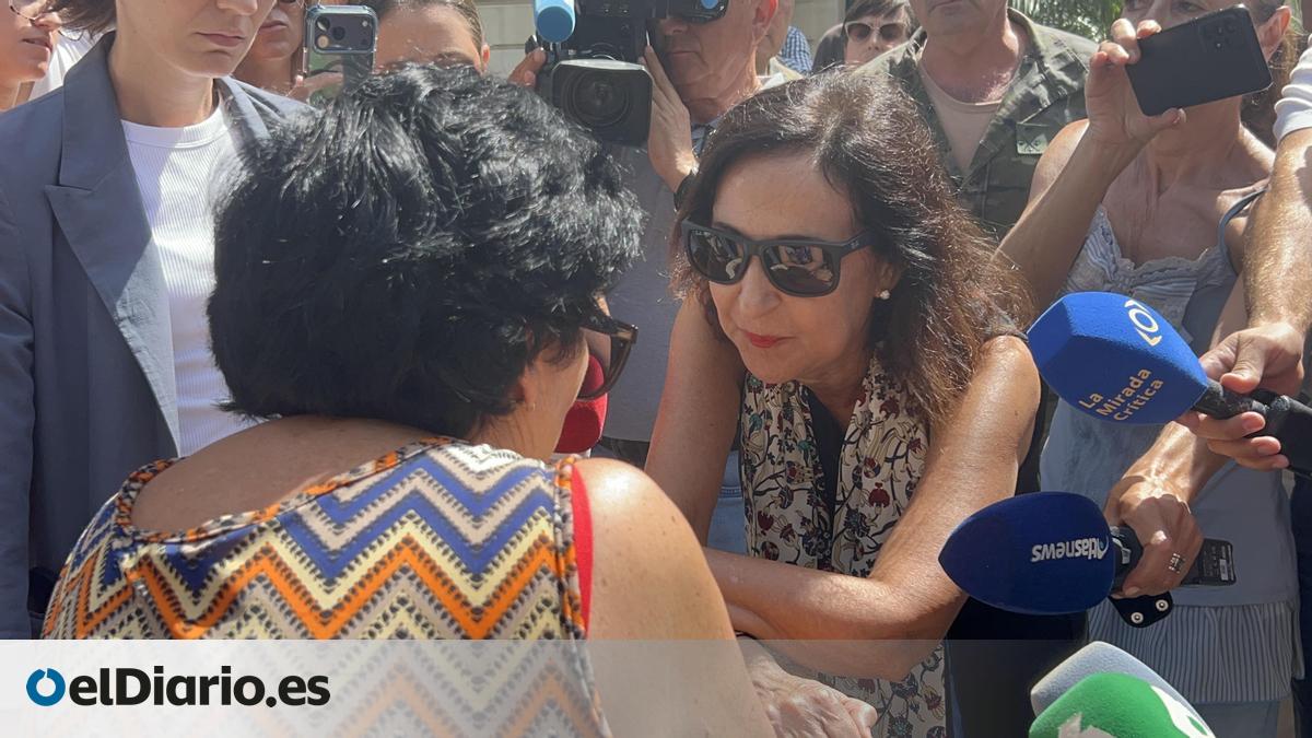 Robles no aclara si irá al Senado y se da un baño de masas en su visita a Ceuta: «No es española, es españolísima» – elDiario.es
