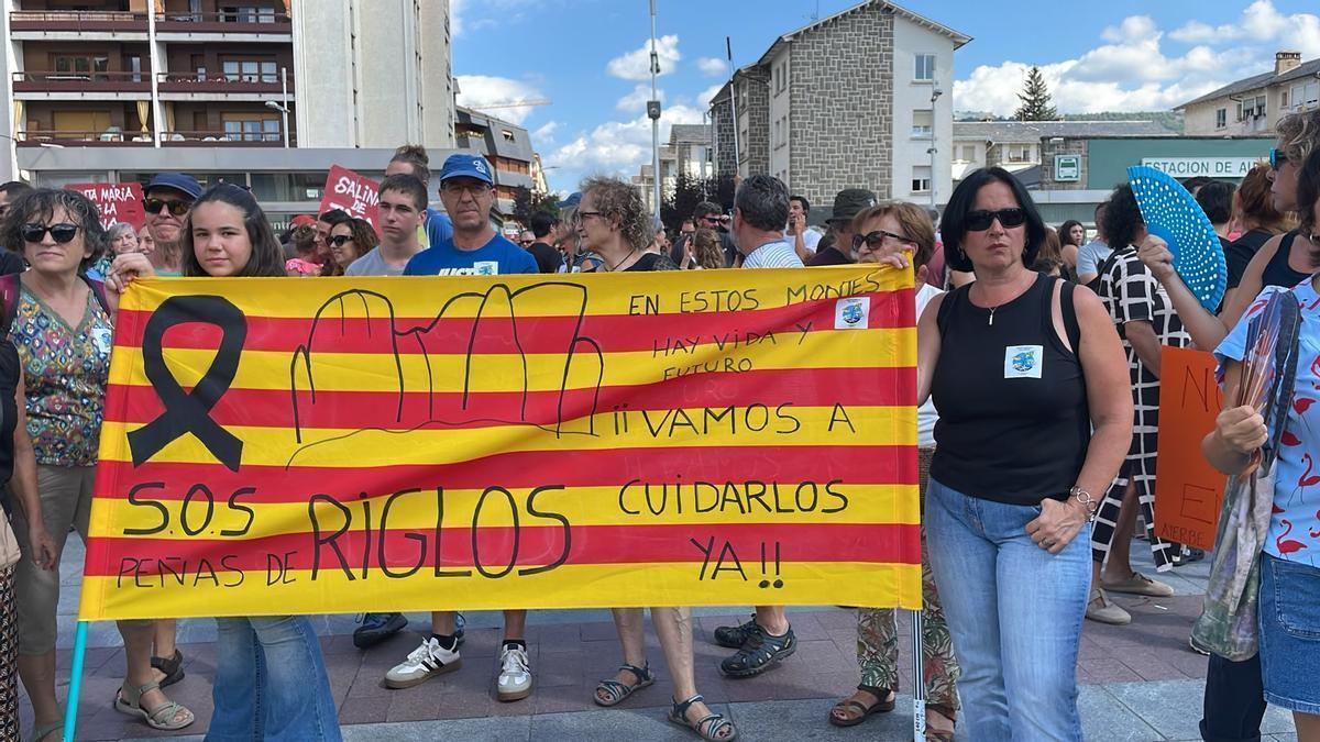 Una manifestación denuncia en Jaca la gestión del incendio de Las Peñas de Riglos: «Más cuadrillas, menos telesillas» – El Periódico de Aragón