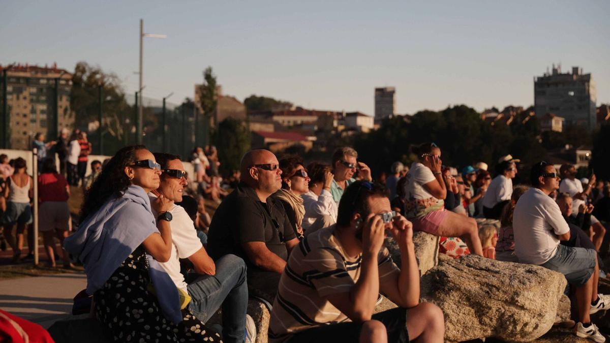 Eclipse de Sol en Vigo y Galicia | Así narramos cómo miles de gallegos se pusieron las gafas este 12 de agosto – Faro de Vigo