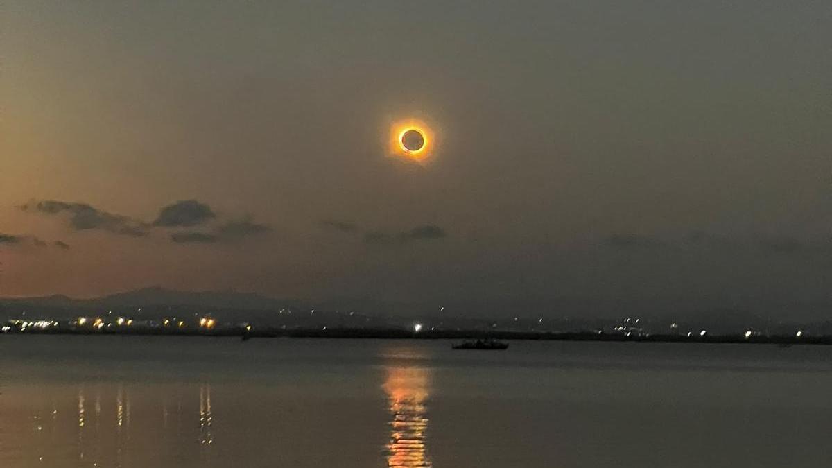 “El eclipse de nuestras vidas lo vivimos en l’Albufera»: gritos y aplausos en el embarcadero más bonito de València – Levante-EMV