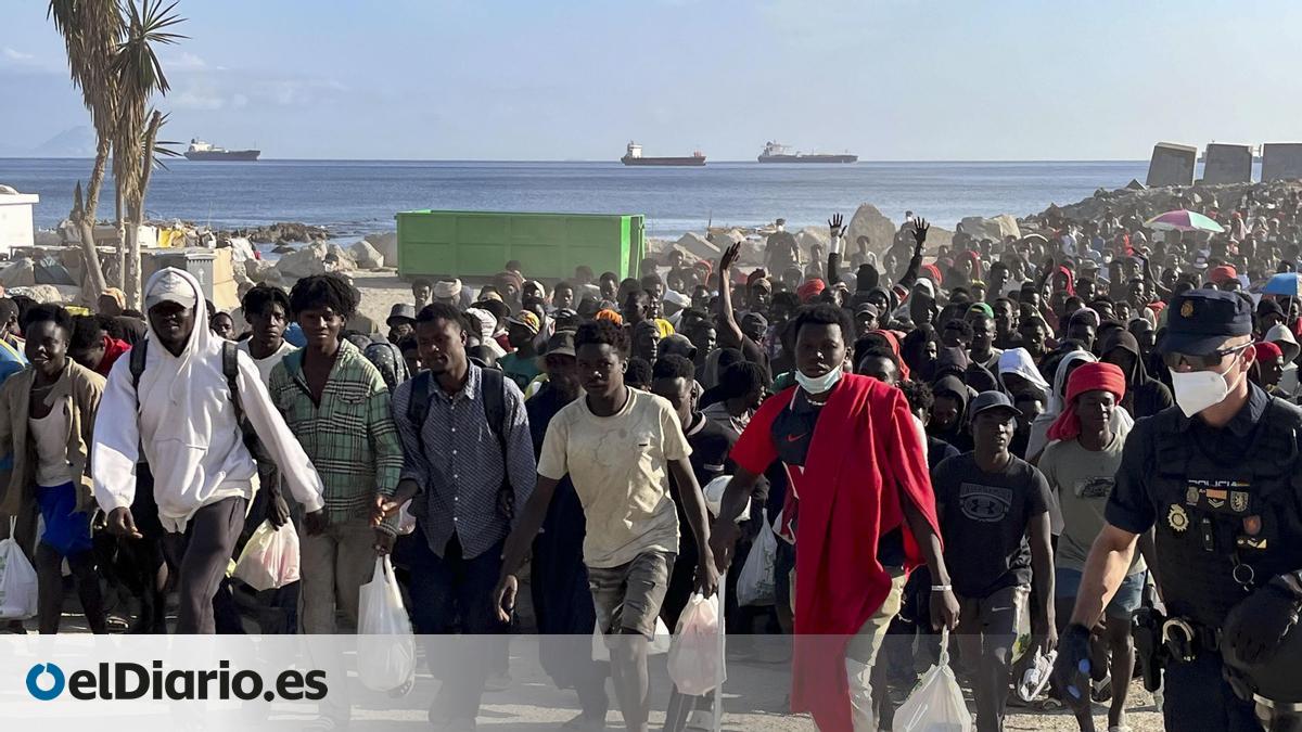 La policía traslada a miles de migrantes de la playa ceutí de Trampolín hacia los nuevos espacios de acogida