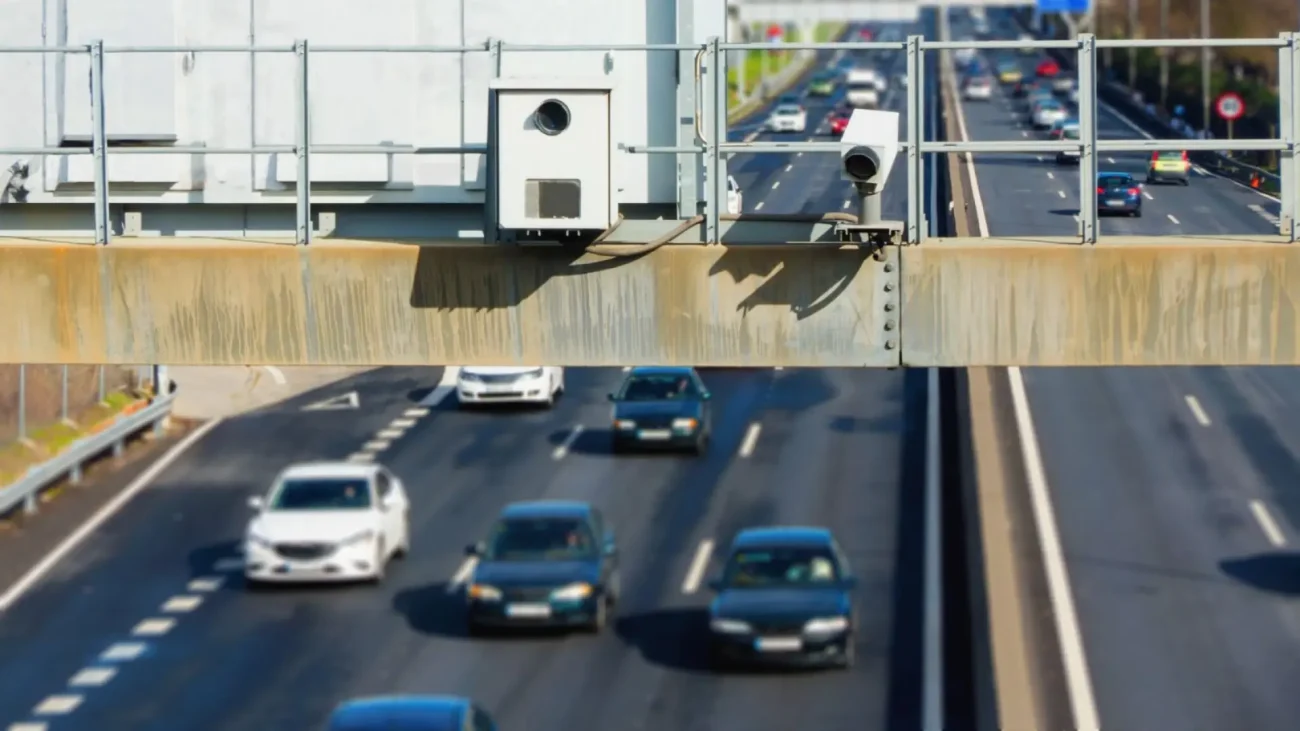 Cataluña prueba en la AP-7 y la AP-2 cámaras con Inteligencia Artificial en los radares tipo carro para detectar conductores usando el móvil o sin el cinturón – Auto Bild España