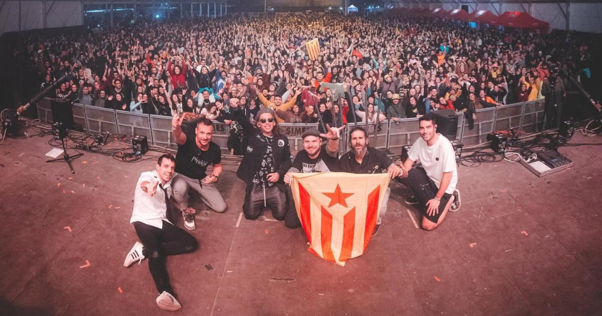 Un ayuntamiento del PSOE organiza un concierto catalanista en Valencia: esteladas, «Cataluña es mi país» y «español el que no bote» – El Debate