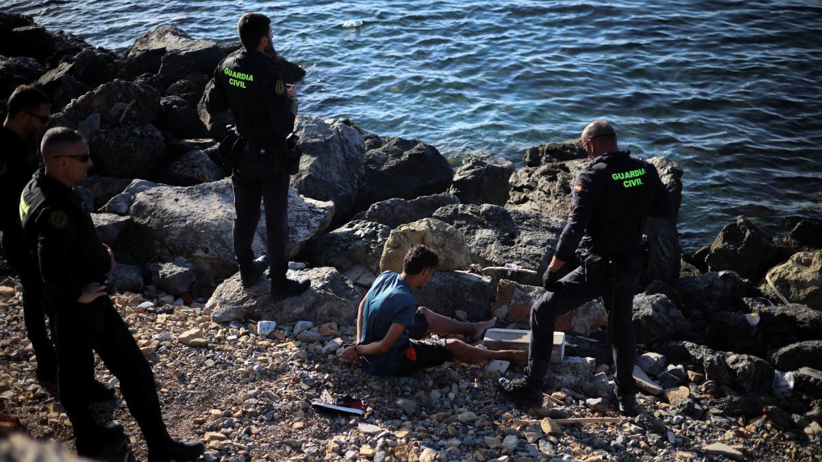Ascienden a 72 los cadáveres recuperados del mar en Ceuta tras los intentos de entrar por el espigón del Tarajal