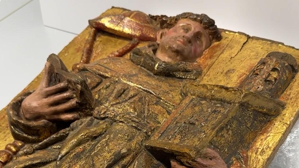 La policía entrega un relieve de madera robado en un monasterio de Navarra hace 16 años – La Vanguardia