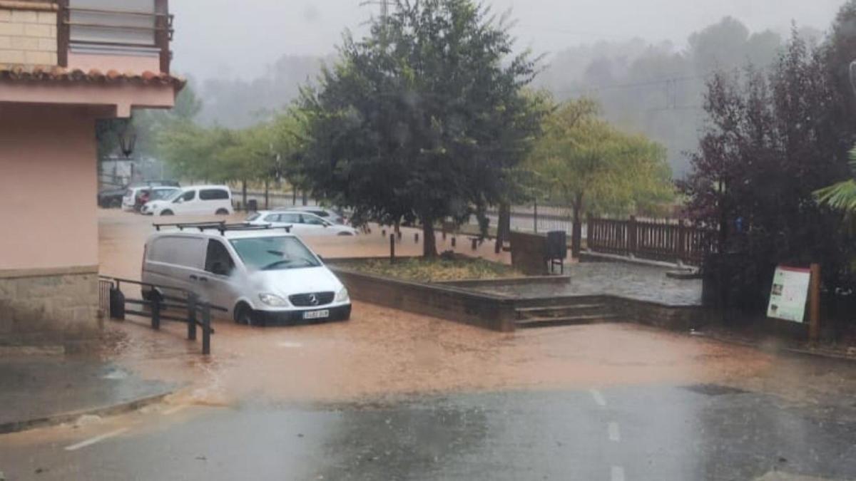 Tormentas con lluvia intensa y granizo se extienden por media Catalunya y provocan cortes masivos en Rodalies – La Vanguardia