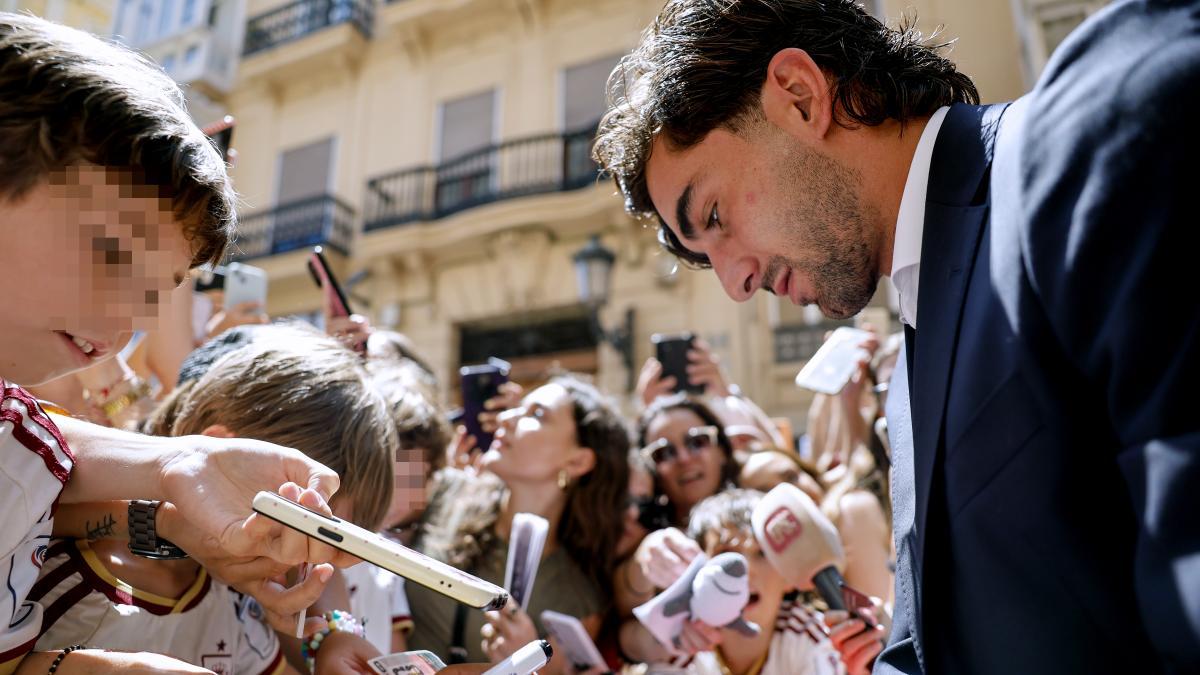 “¡Ferran, Ferran, Ferran!”: decenas de seguidores celebran al campeón del mundo en Valencia – La Vanguardia