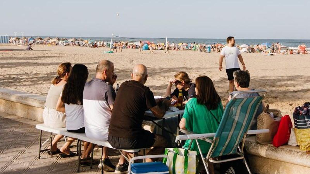 El ‘sopar a la fresca’ de las playas de València, una tradición que nadie quiere perder – La Vanguardia