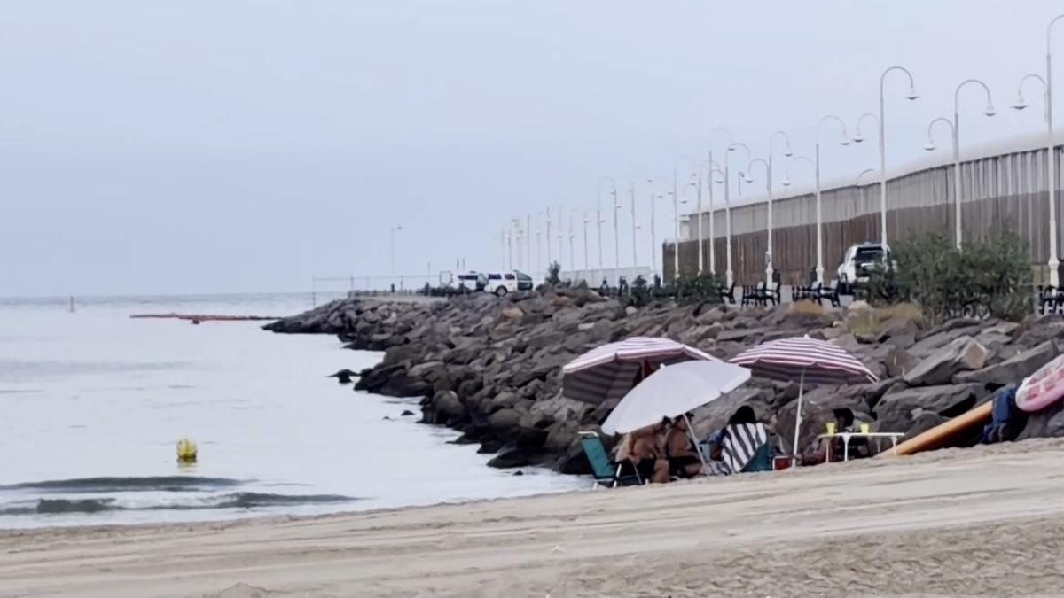 Interior instala en el dique sur de Melilla una barrera flotante en el mar como en Ceuta – La Vanguardia
