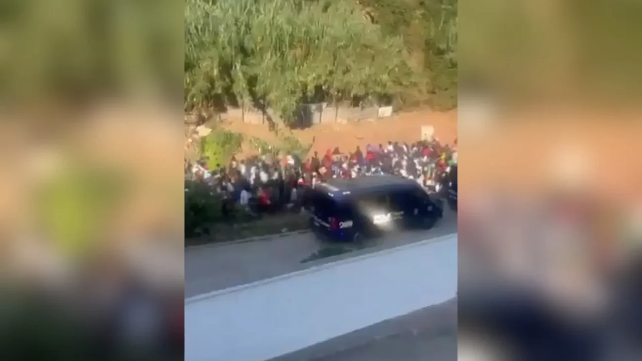 Desalojo de migrantes de la playa del Trampolín de Ceuta, en directo | Paralizan la limpieza de la playa tras regresar decenas de migrantes – 20Minutos