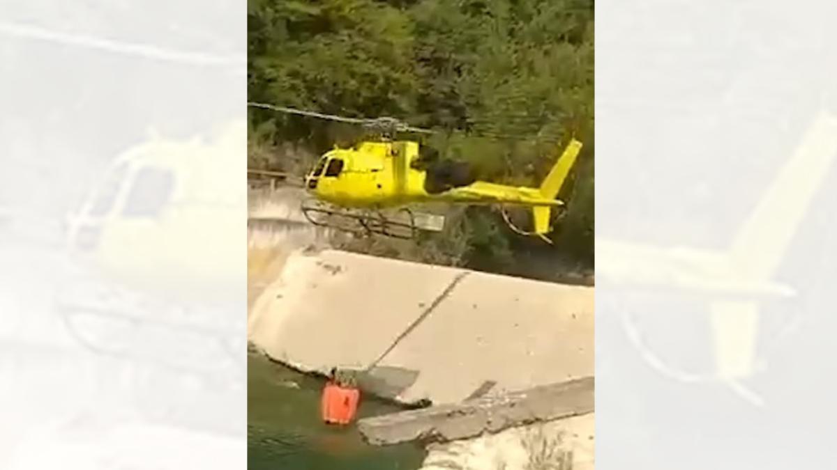 La espectacular maniobra de un helicóptero para cargar agua durante el incendio de Urzainqui: «Ese piloto tiene manos» – Diario de Navarra