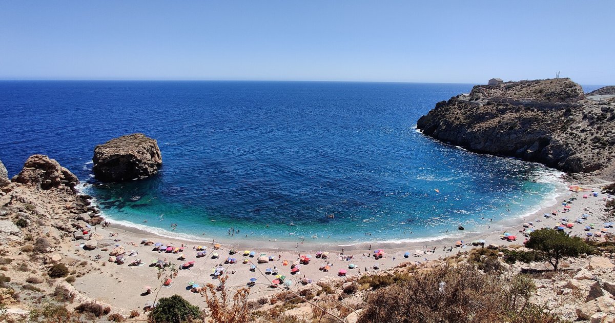 Cuatro playas de Andalucía con aguas turquesas y cristalinas que nada tienen que envidiar a las Maldivas – El Debate