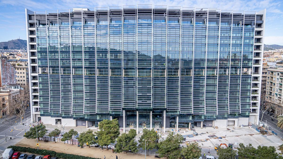 Fondos e inversores vuelven a pujar por los edificios de oficinas de Madrid y Barcelona y disparan su inversión un 56% hasta junio – El Periódico
