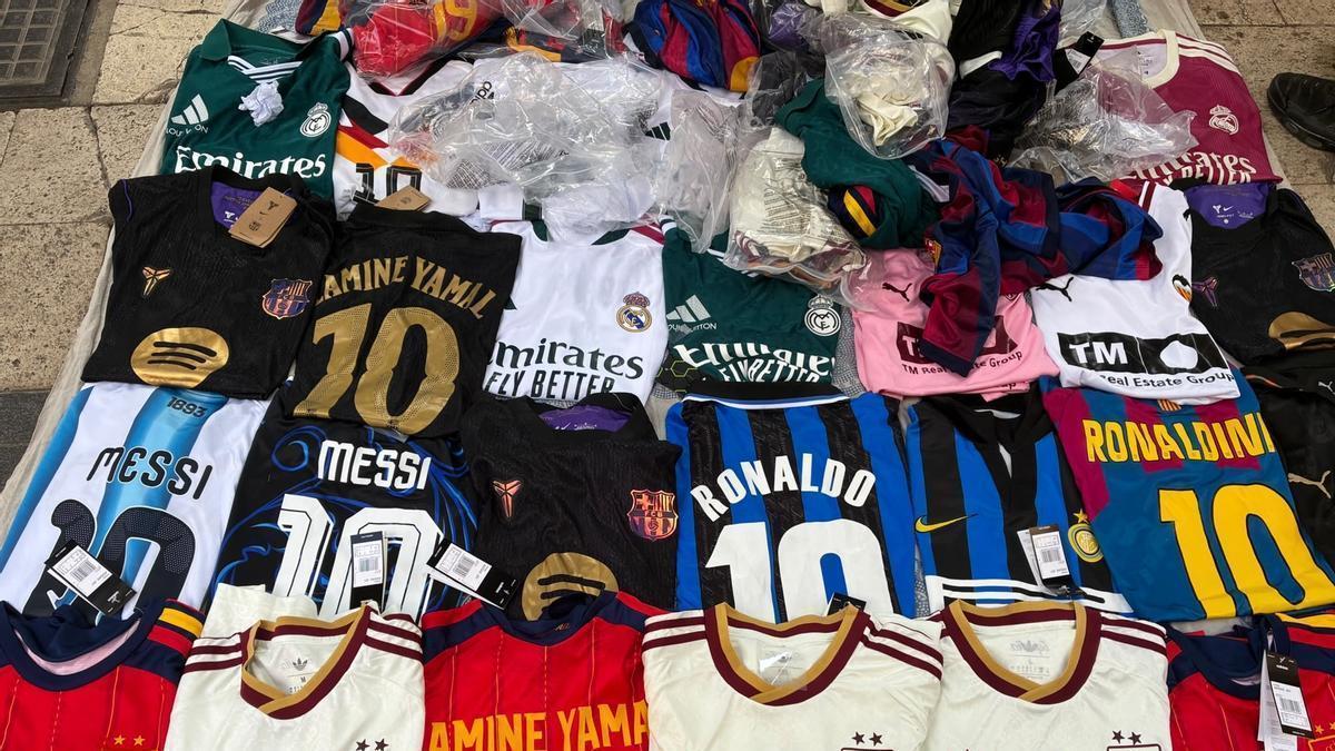 Las camisetas del mundial disparan el «top manta» en el centro de València – Levante-EMV