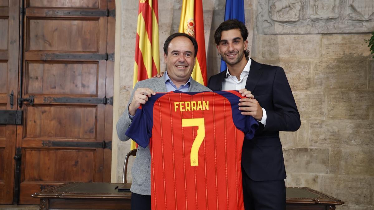 Ferran Torres desata la locura en València: homenaje oficial de la Generalitat al campeón del mundo – Superdeporte