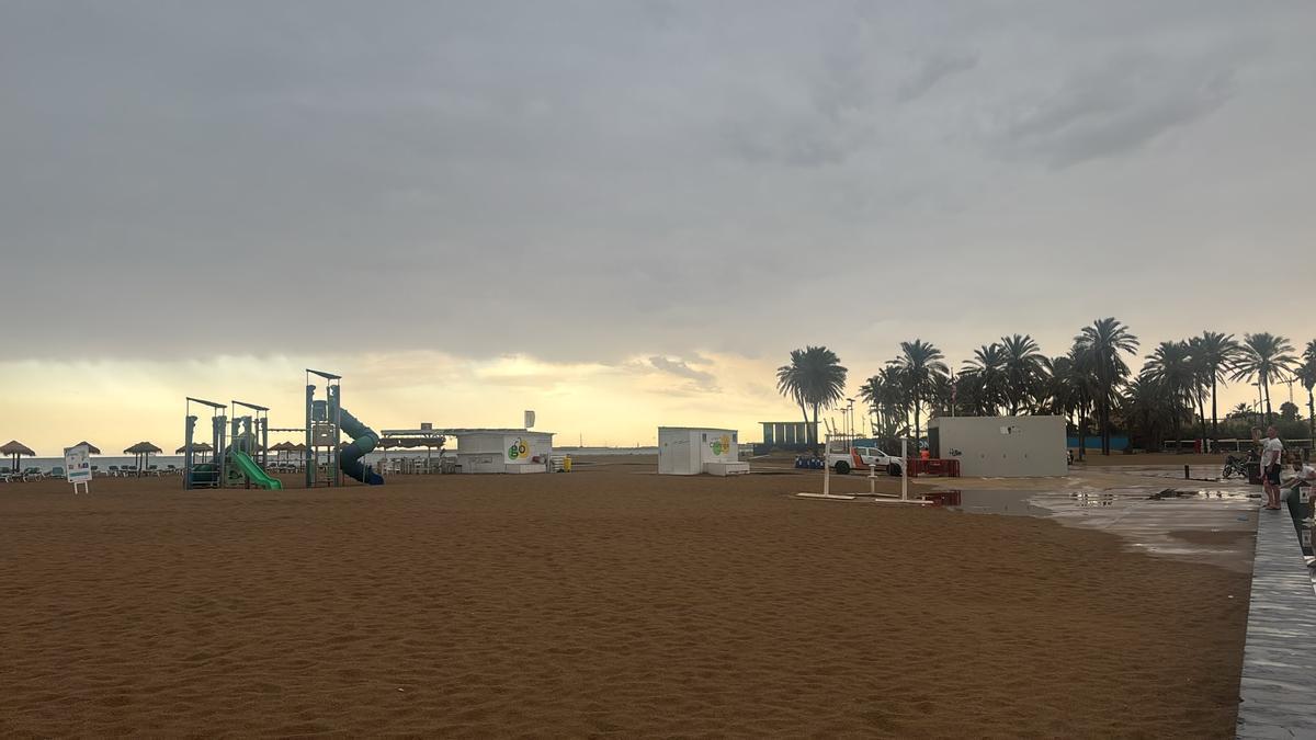 Una Patacona irreconocible: vacía en pleno 15 de agosto tras ser desalojada por el temporal en Valencia – Levante-EMV
