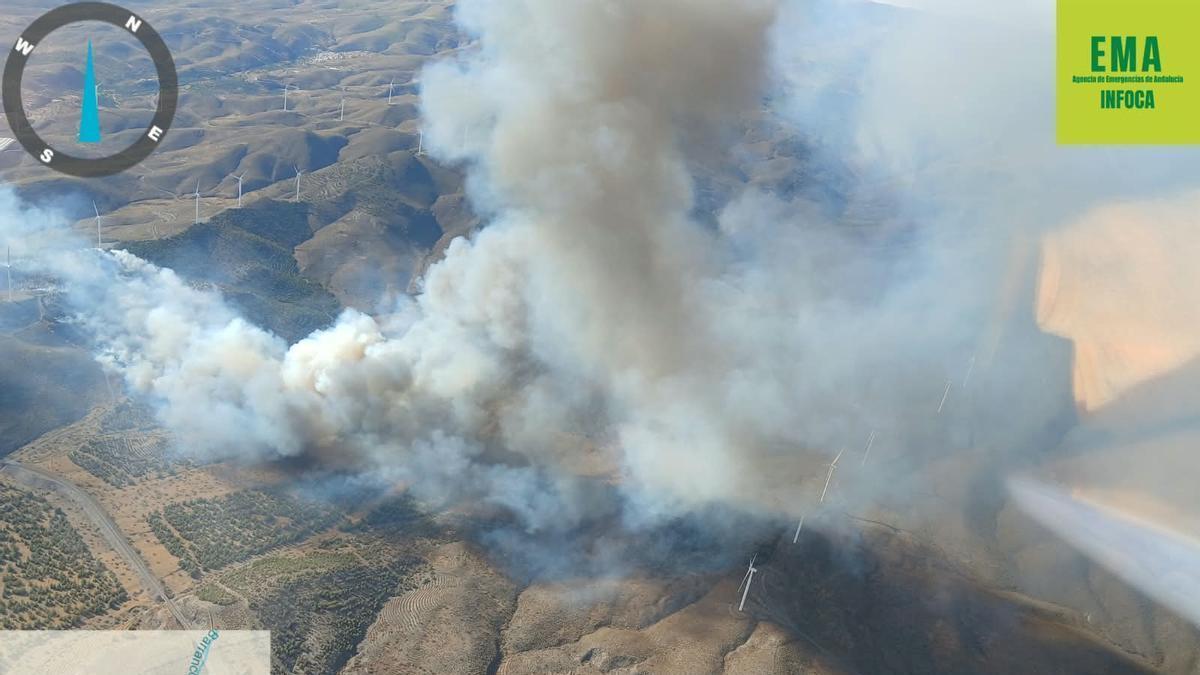 El incendio de las Tres Villas en Almería se complica: declarado el nivel 1 de emergencia y se activa una veintena de desalojos y confinamientos – El Correo de Andalucía