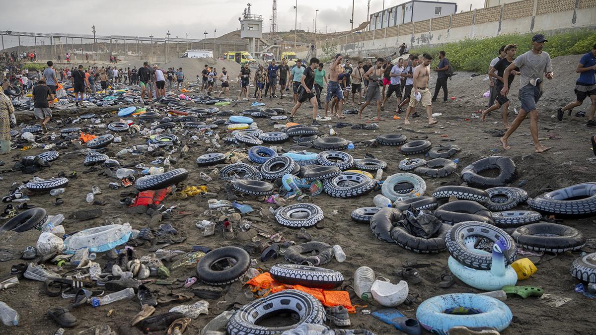 Última hora de Ceuta y Melilla, en directo | Los comercios abren y el Gobierno coloca una barrera de 500 metros en el mar – El Periódico