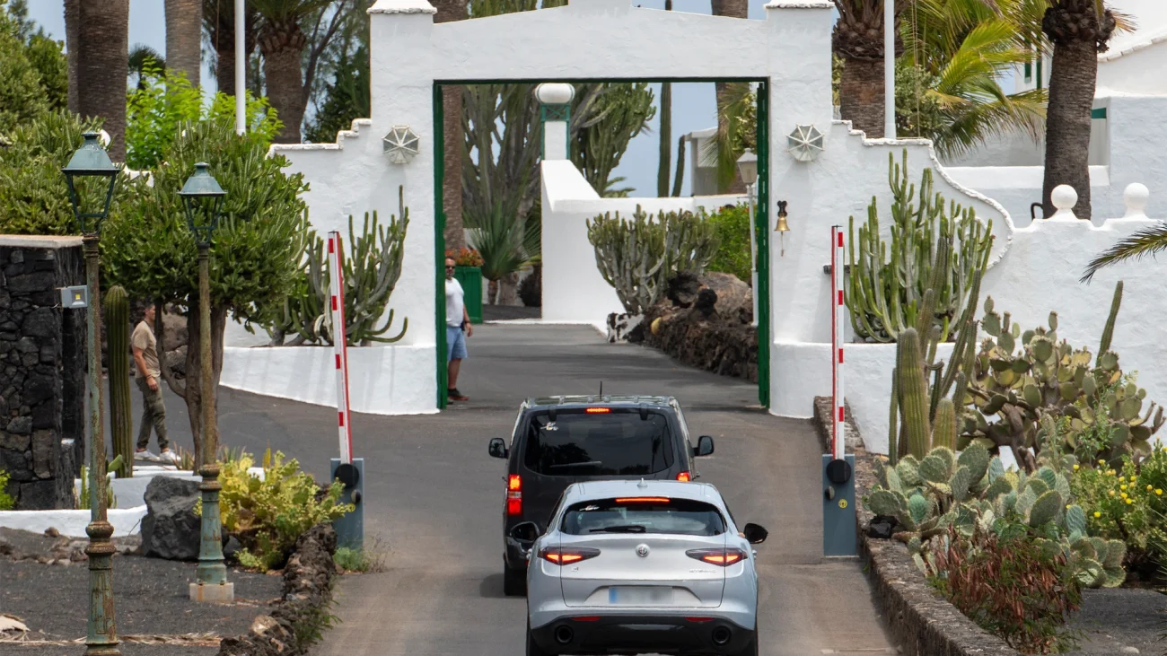 Sánchez inicia oficialmente sus vacaciones: llega a La Mareta, en Lanzarote
