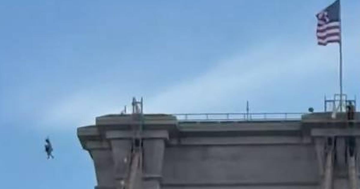 Un hombre desnudo salta desde el puente de Brooklyn y sobrevive gracias a su mochila