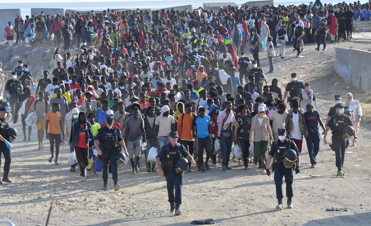 El Gobierno reubica a 1.800 migrantes de la playa de El Trampolín y prevé habilitar nuevos espacios