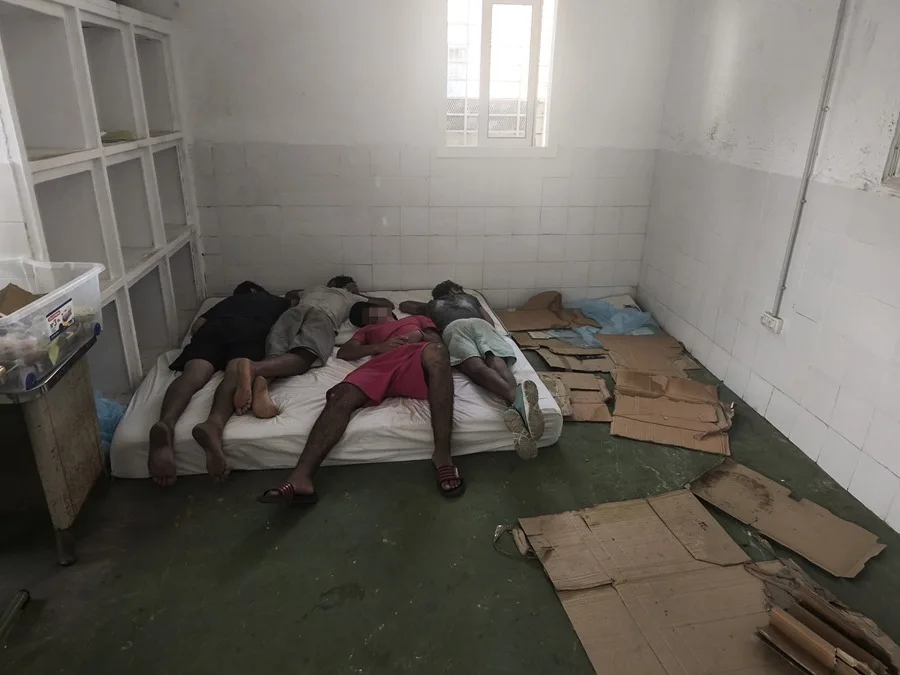 Decenas de menores duermen en colchones, mantas y cartones en el suelo en un centro de acogida de Melilla – EFE – Agencia de noticias