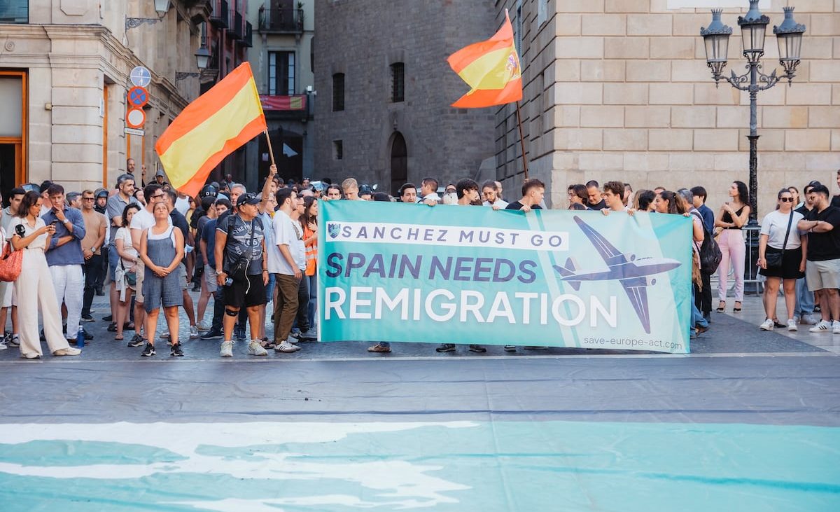 Pincha en Barcelona la manifestación xenófoba de Save Europe Act y provoca el rechazo de grupos antifascistas – EL PAÍS