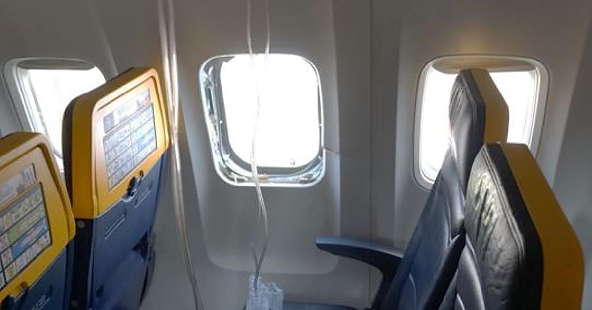 Plumas en el motor y agujeros en el fuselaje: claves del informe del viajero succionado por una ventanilla de avión