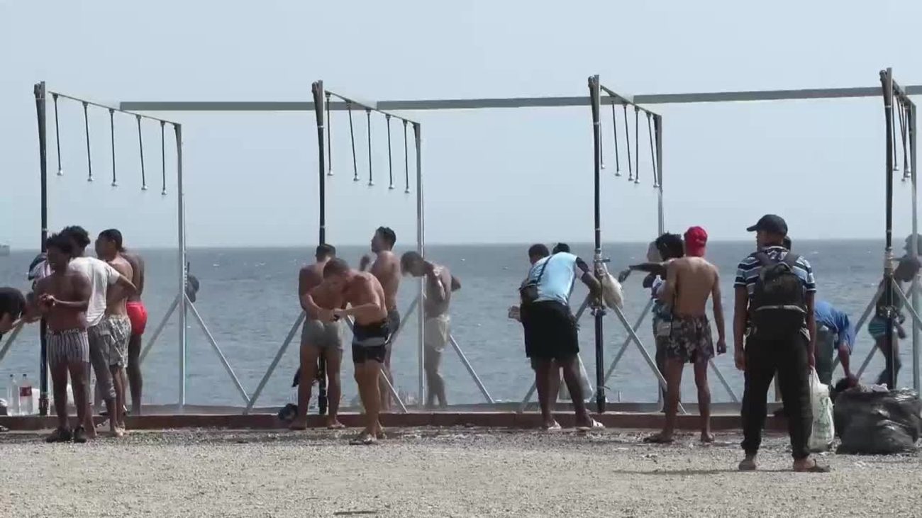 Miles de migrantes siguen viviendo en la playa del Trampolín en Ceuta – ABC