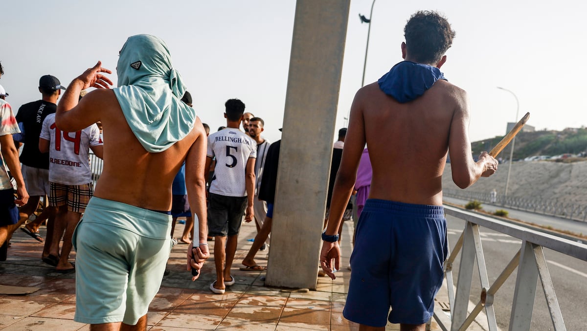 Las patrullas vecinales alientan brotes de violencia contra los inmigrantes en barrios de Ceuta