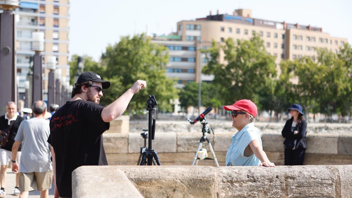 Directo | Cuenta atrás en Aragón para el eclipse del siglo: los primeros curiosos ya toman posiciones en el Puente de Piedra de Zaragoza – El Periódico de Aragón