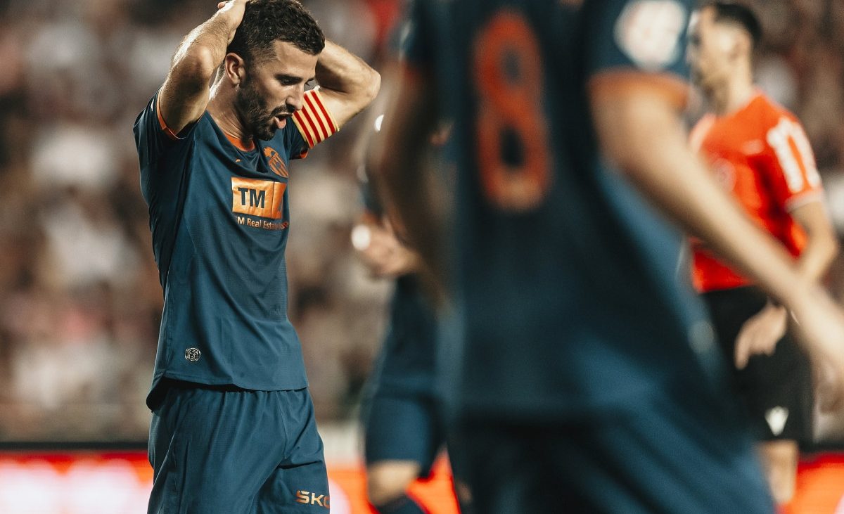 Un Valencia con diez cae ante el Newcastle, recibe la primera pitada y pide refuerzos – Plaza Deportiva