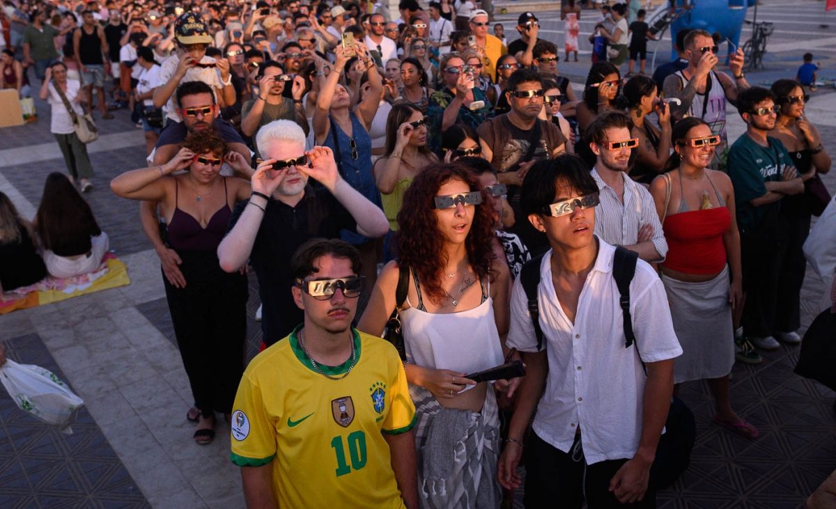 Cómo se vivió el eclipse solar en la Malvarrosa de València, en imágenes – Valencia Plaza