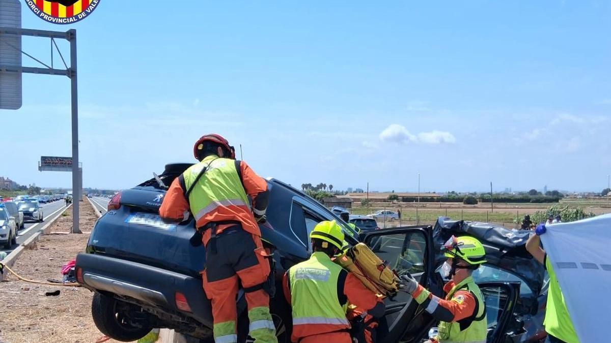 Una mujer que conducía en sentido contrario fallece en un accidente múltiple en la V-21 – Levante-EMV