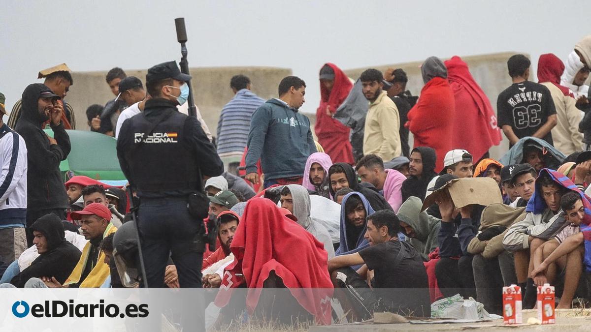 La Policía desaloja a más de mil personas que acudieron a la playa de El Trampolín en Ceuta