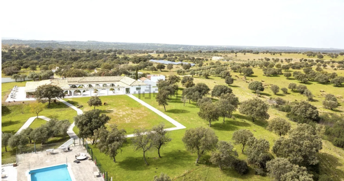 Sé dueño de una dehesa: cinco cortijos de lujo en venta en Extremadura desde 1,5 millones – Idealista