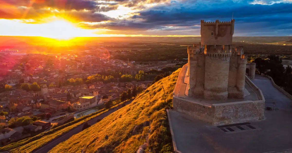 El pueblo de Castilla y León con un castillo único donde el eclipse llevará la oscuridad total a los viñedos – Viajes National Geographic