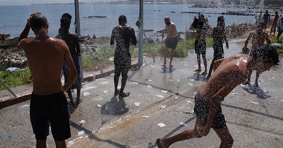 Última hora en Ceuta, en directo: decenas de inmigrantes logran saltar a la Península y noticias sobre la crisis migratoria hoy – ABC