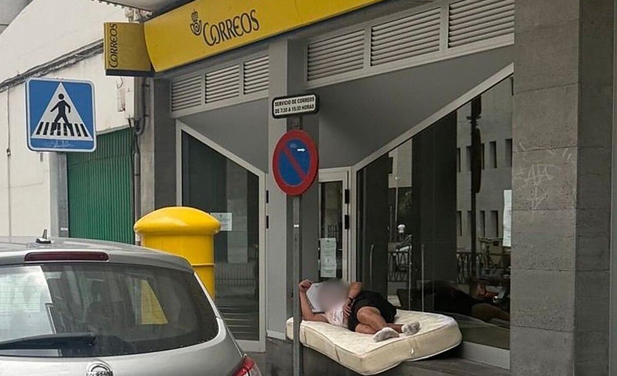 Un sintecho se instala en el portal de la oficina que Correos cerró en Las Palmas de Gran Canaria – Canarias7
